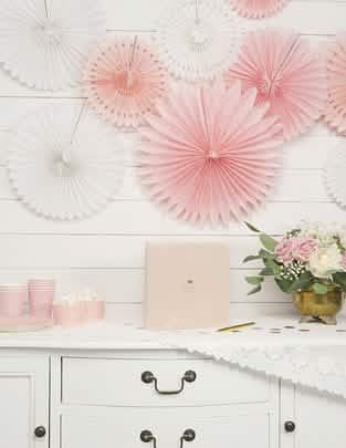Encenação de rosetas em leque de papel para decoração branco