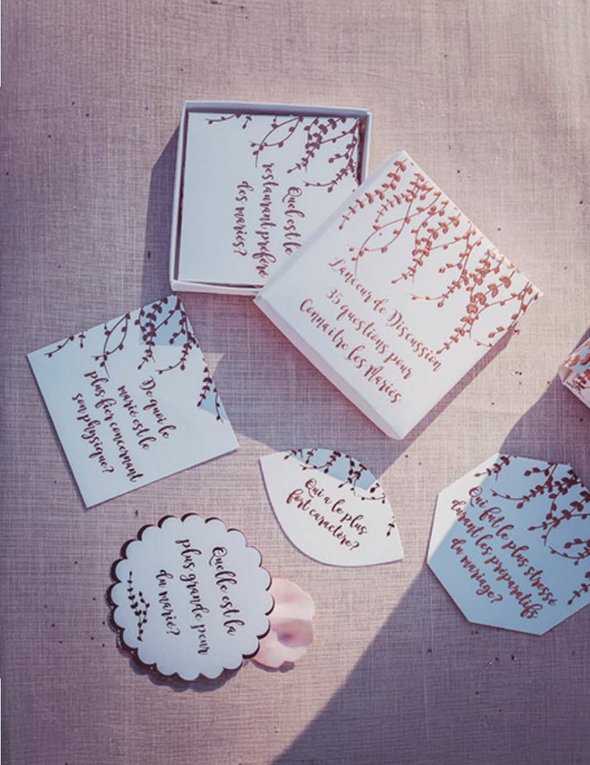 Detalhe das perguntas e das formas do jogo de 35 cartas para iniciar conversa vegetal para animação de casamento ouro rosa