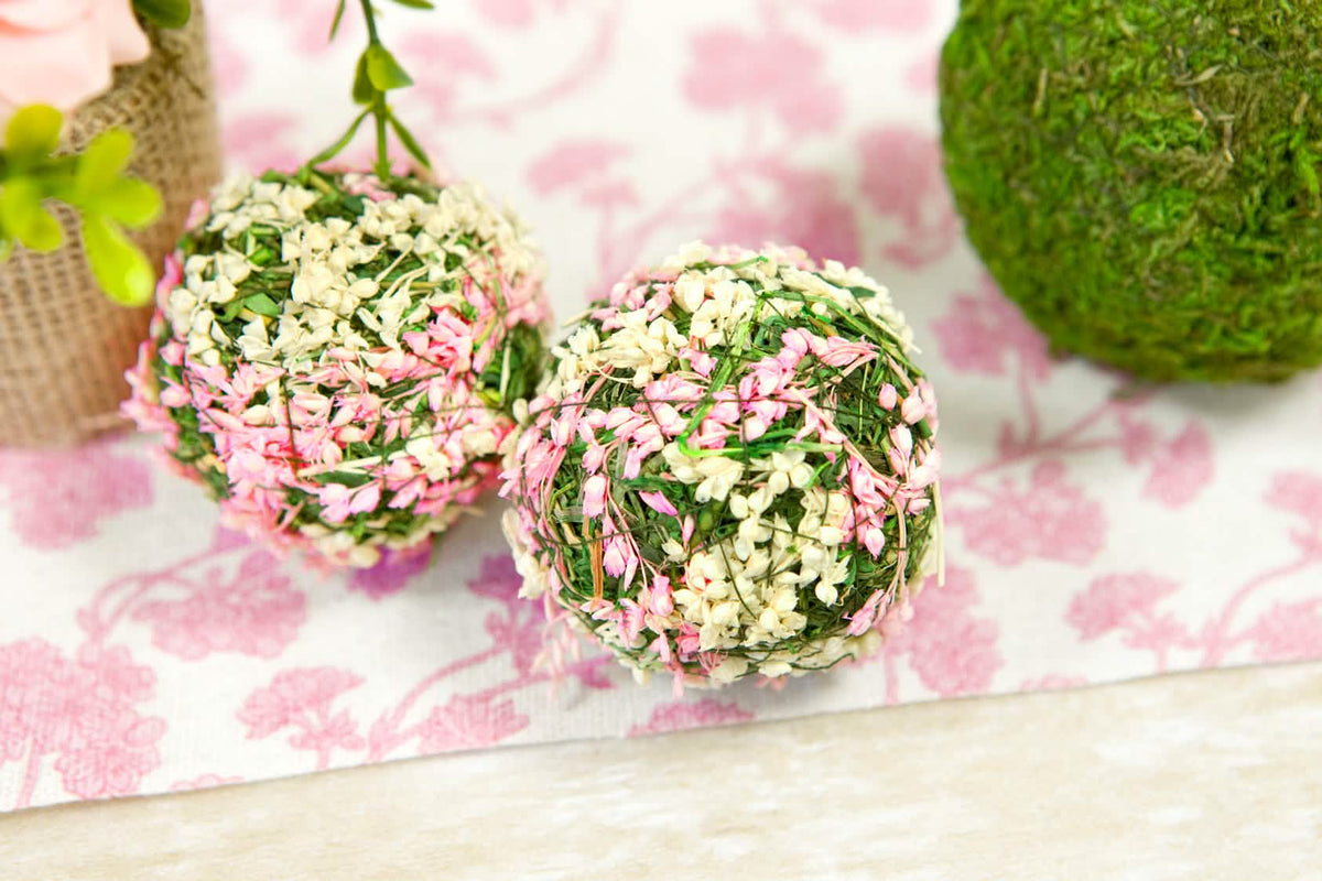 Grande plano das bolas decorativas flores naturais para casamento campestre