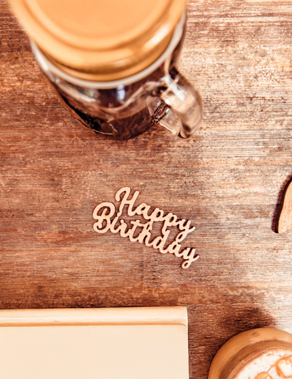 Mise en scène des confettis Happy Birthday pour décoration