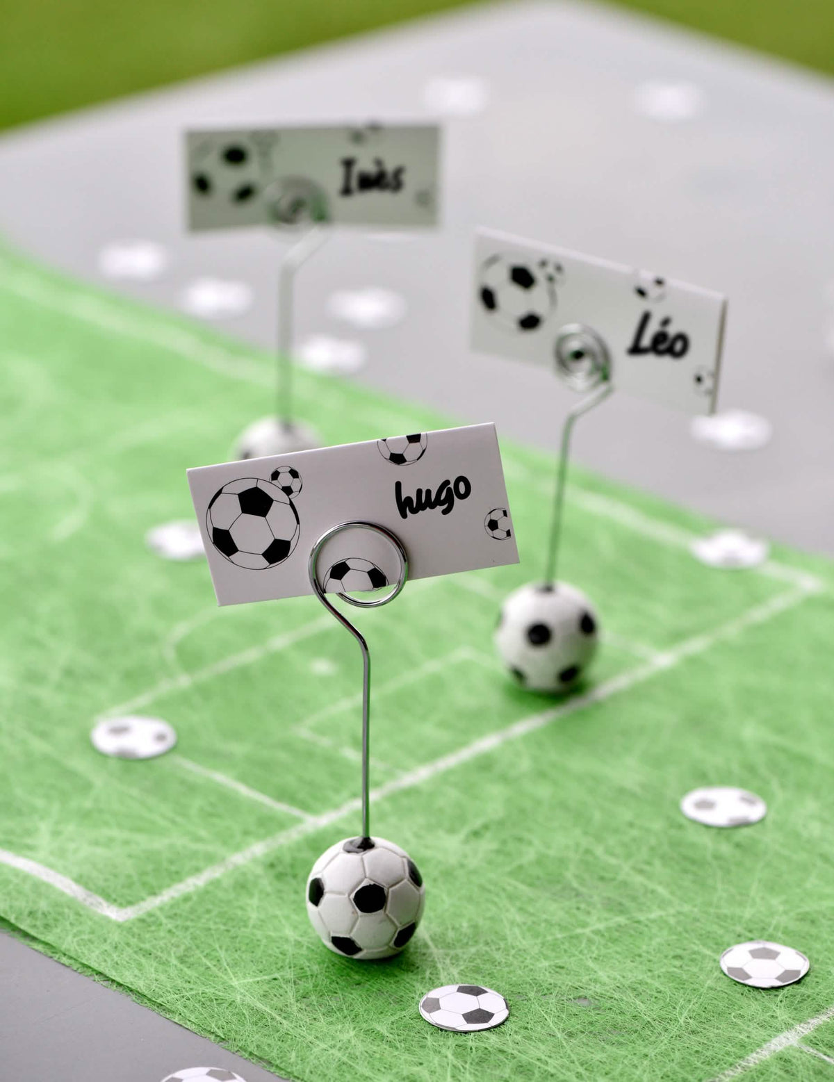 Vista geral de vários exemplares do marcador de lugar balão de futebol