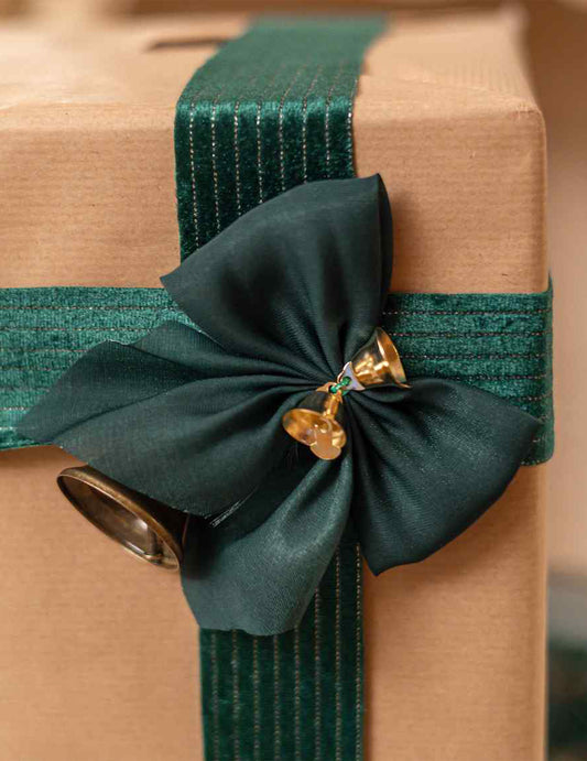4 laços com guizos verde escuro e dourado 9 x 10 cm