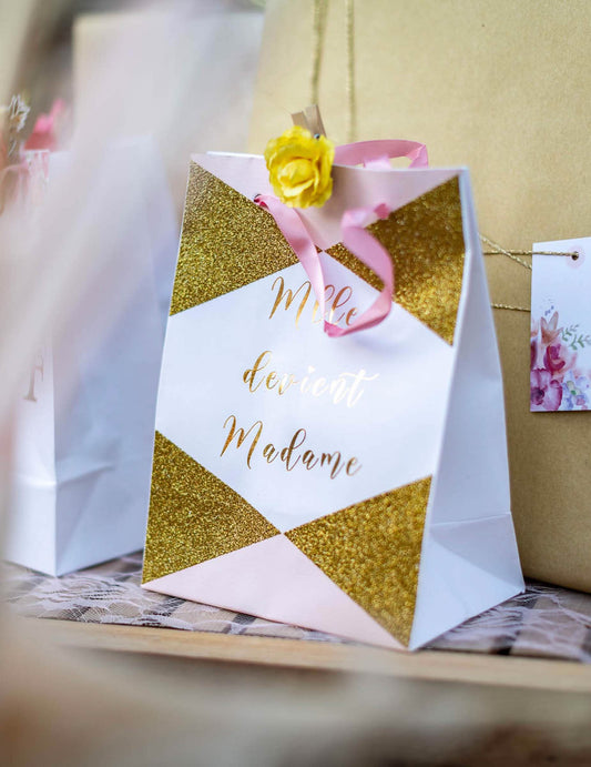 Mise en situation des sacs en carton Mlle devient madame pour future mariée