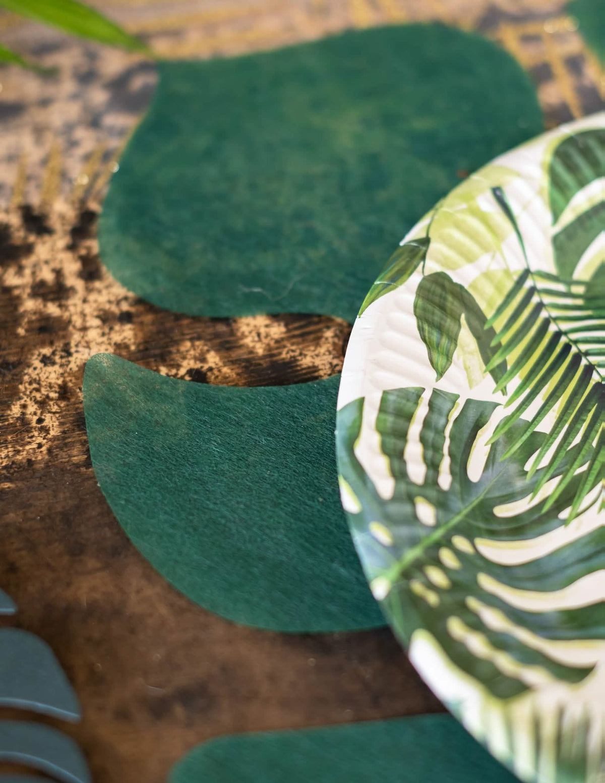 Detalhe do recorte do individual em forma de folha tropical para decoração exótica
