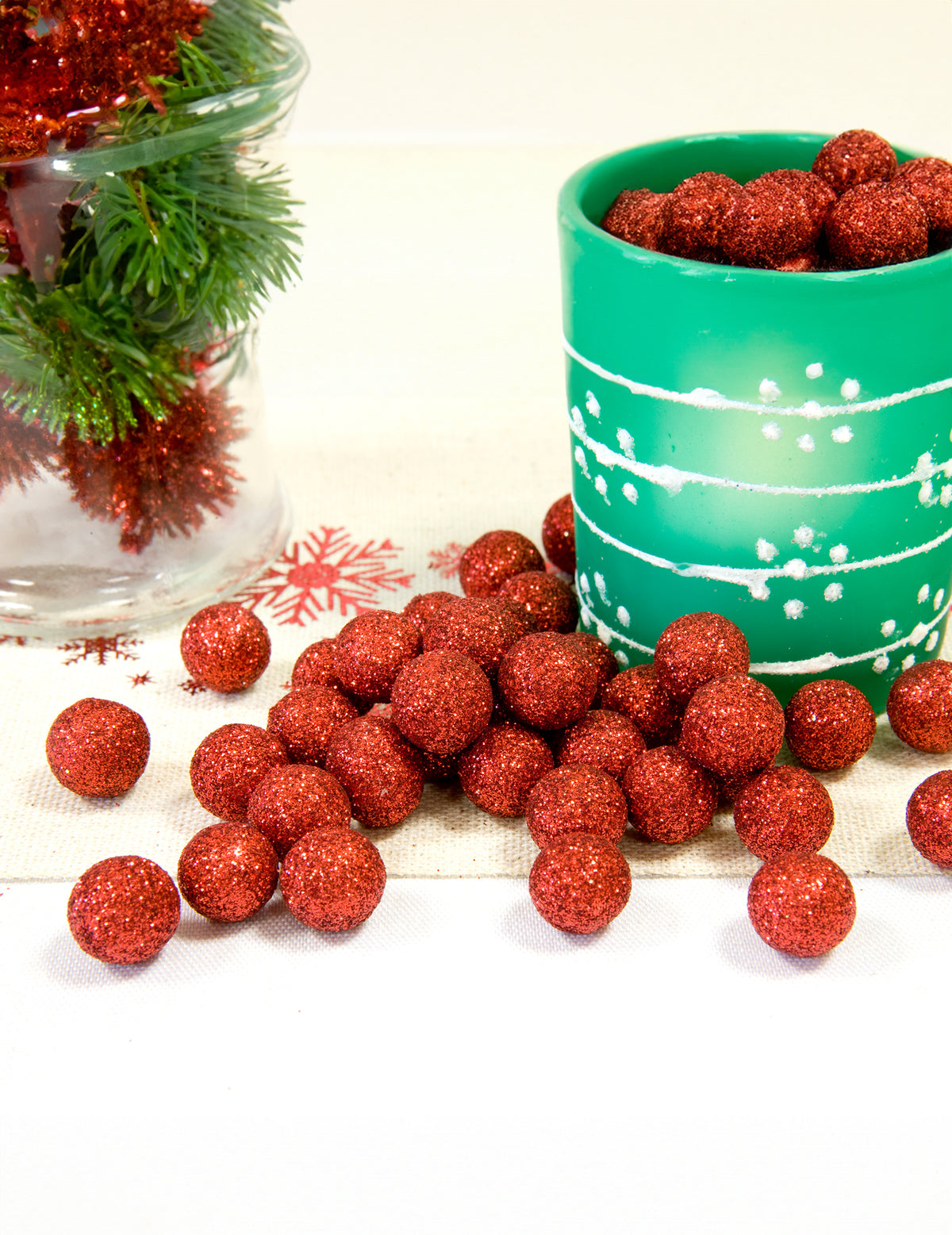 Mise en situation des boules de décoration pailletées pour fête rouge en mousse