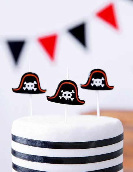 Mise em situação das velas de aniversário em pic chapéus piratas