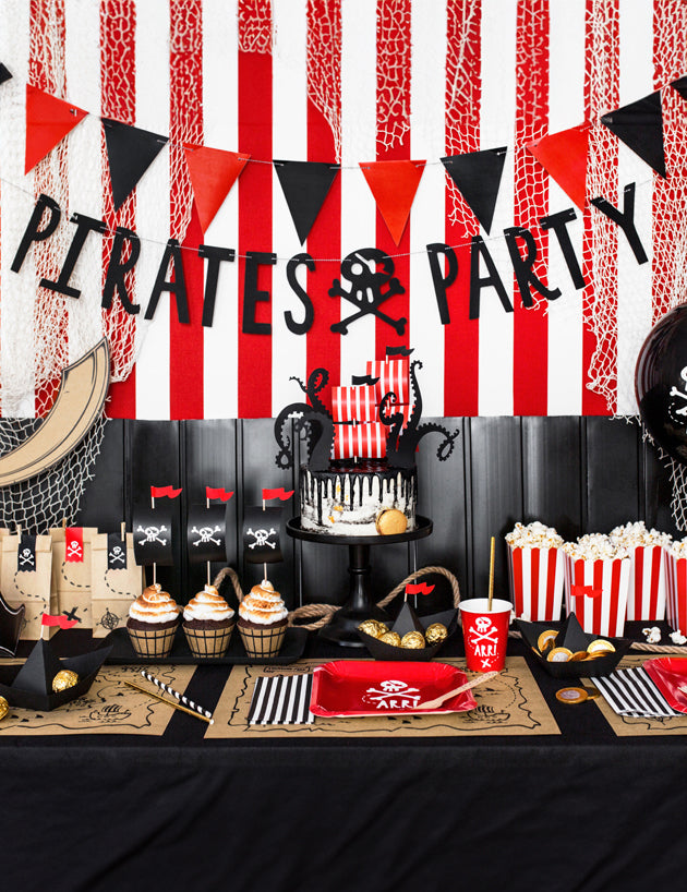 Mise en scène de la table de fête du cake toppers pirate pour fête