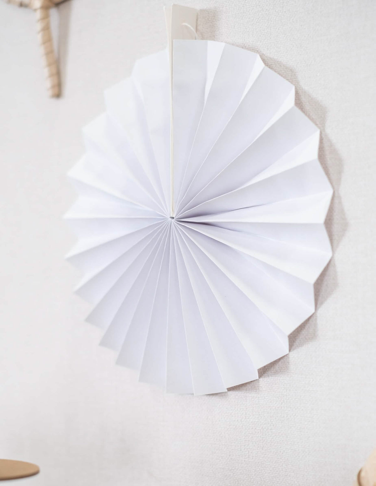 Vista de perfil de uma roseta de 5 rosetas de papel para decoração de festa