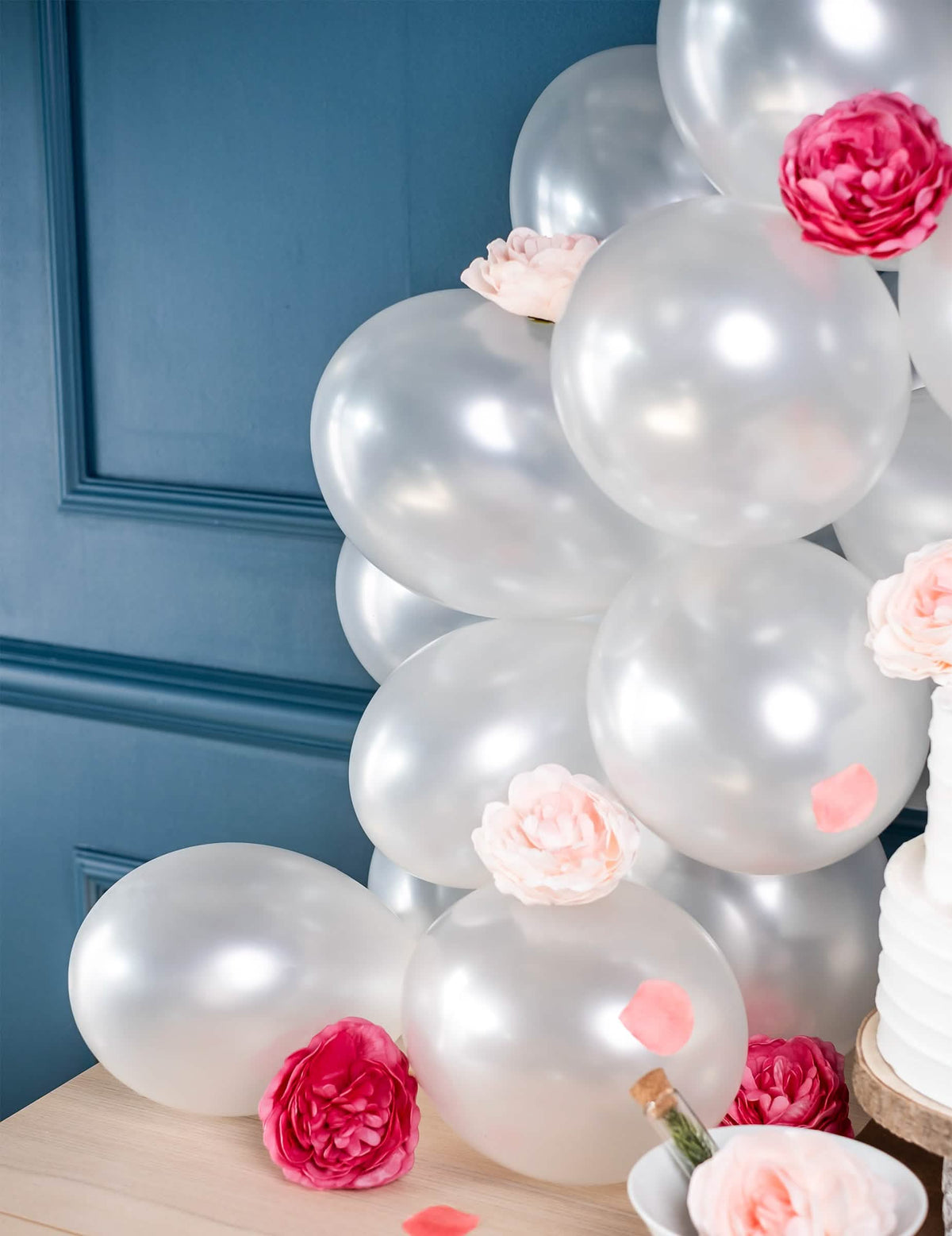 Detalhe da decoração floral dos balões em marfim metalizados