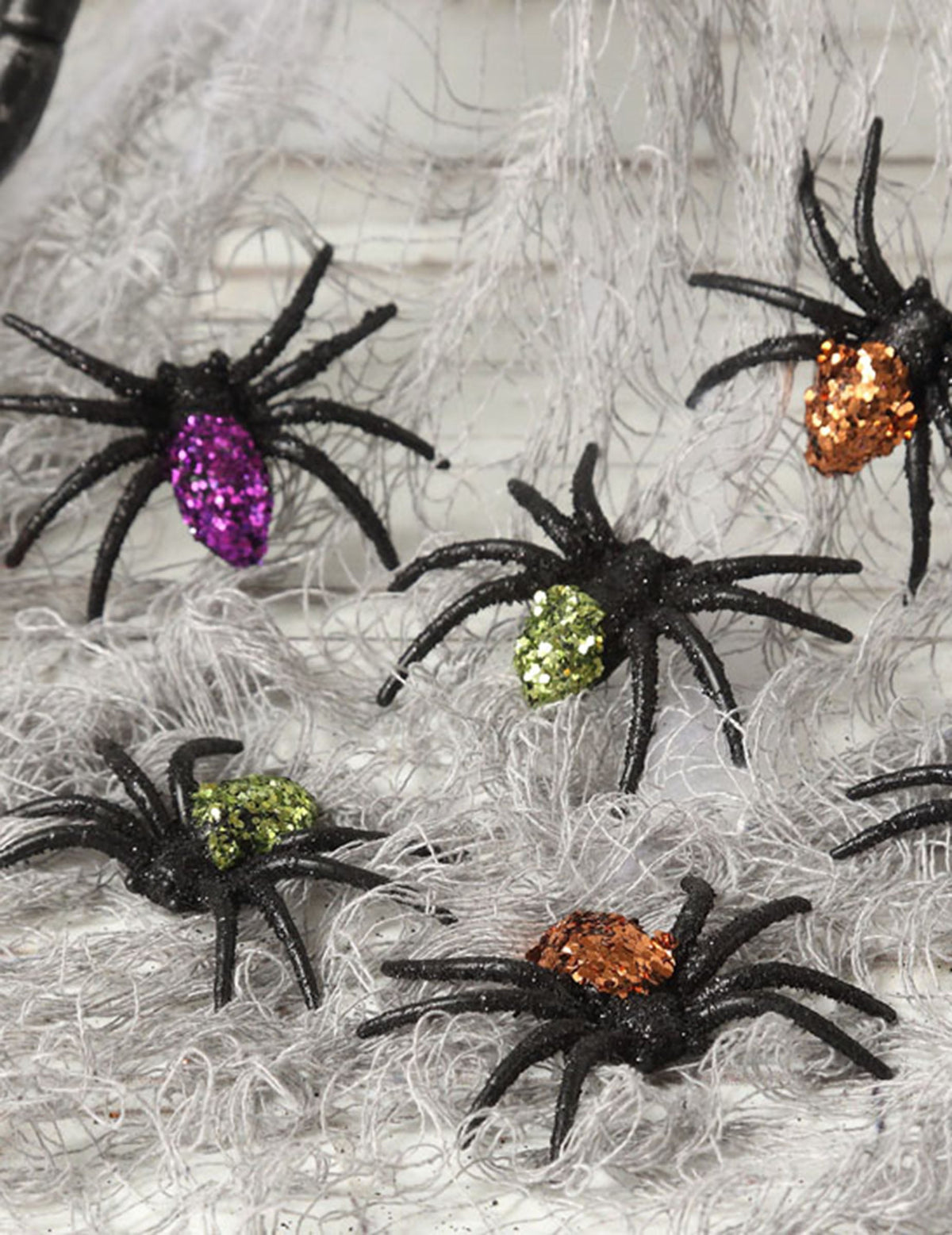 Mise en situation sur toile d'araignée des araignées pailletées d'Halloween pour décoration