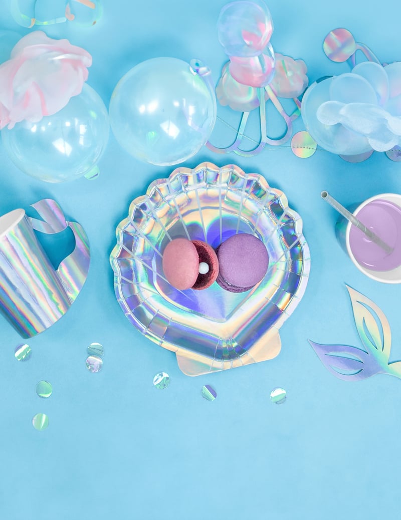 Mise en scène des assiettes en carton forme coquillage holographique