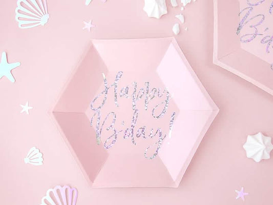 Gros plan sur l'inscription des assiettes en carton Happy B'day rose iridescent hexagonales
