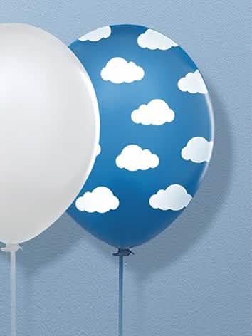 Grande plano da estampa dos balões de látex com nuvens para festa