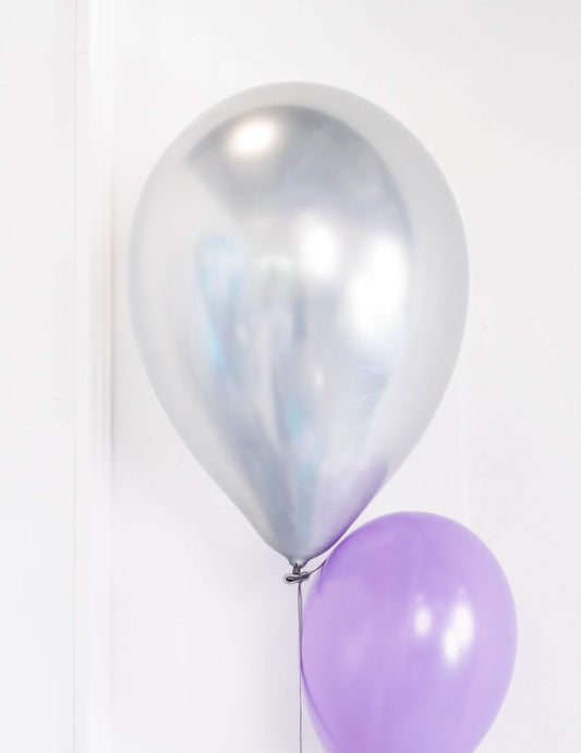 Détail de la texture satinée du Ballons en latex argentés pour fête