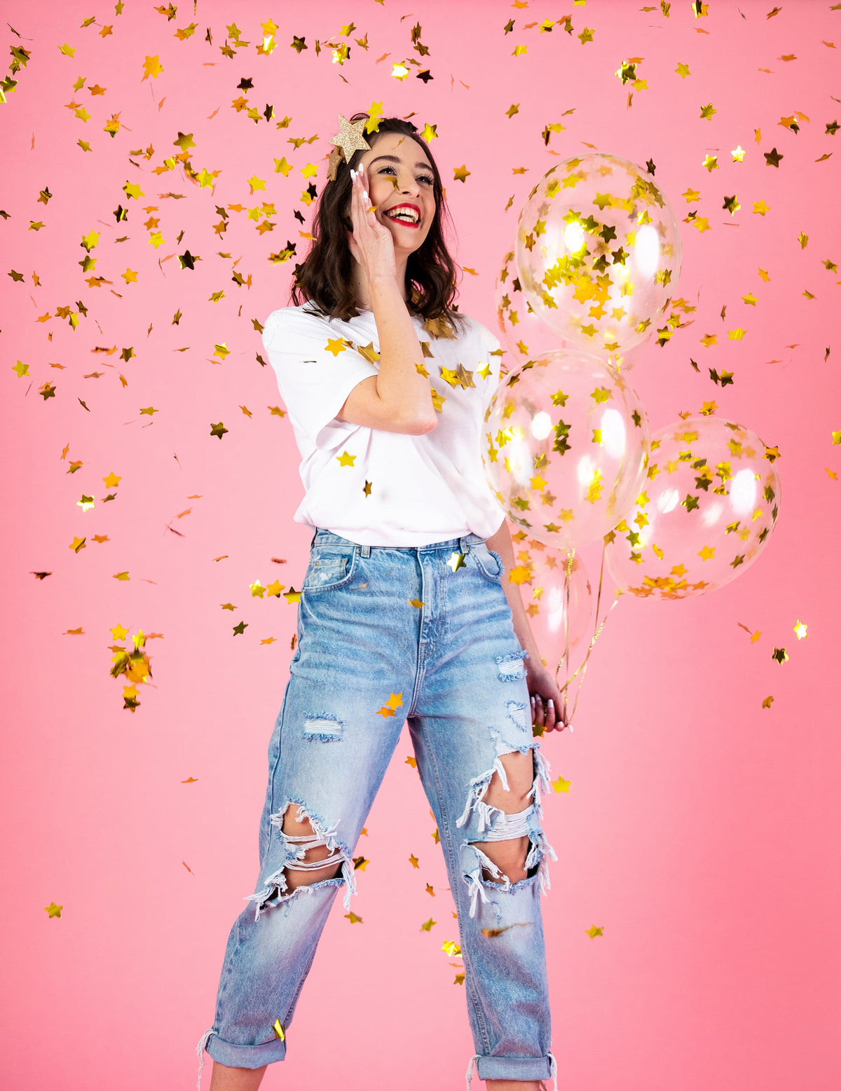 Mise en scène festive avec un modèle du ballon en latex transparent avec étoiles dorées