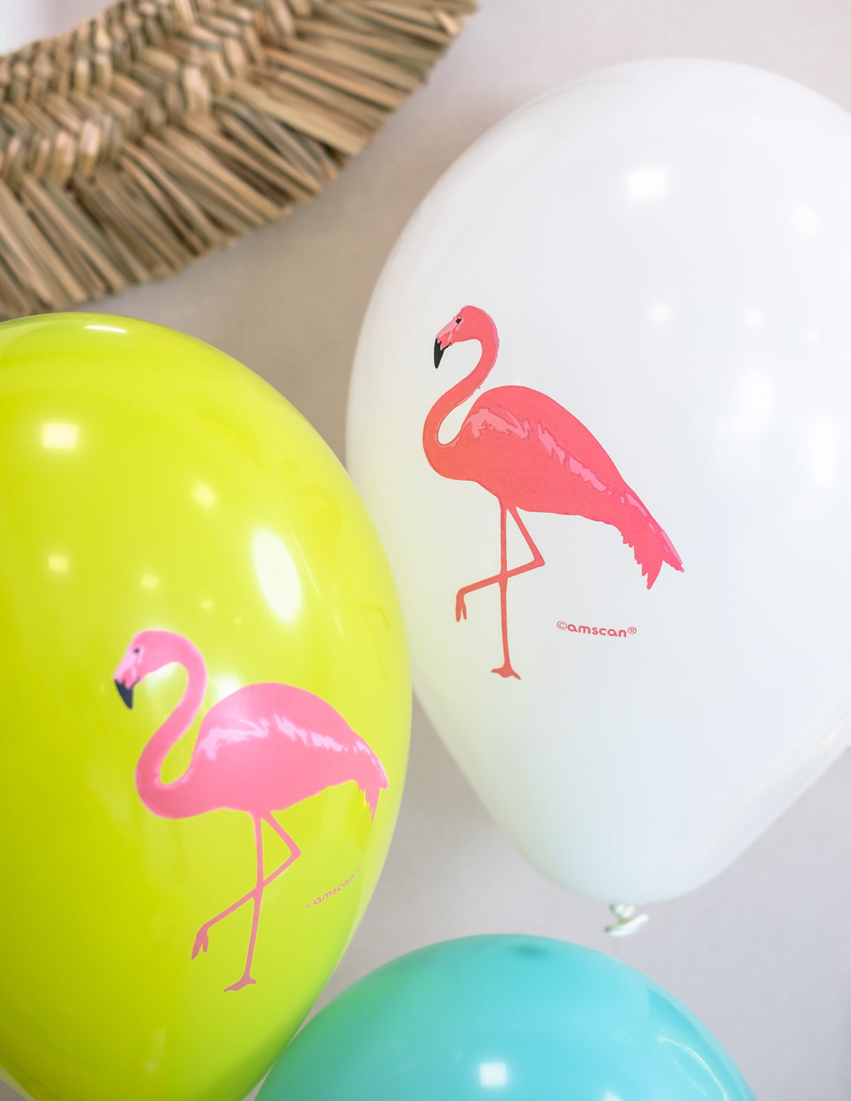 Détail des ballons blanc et vert des ballons en latex flamingo paradise