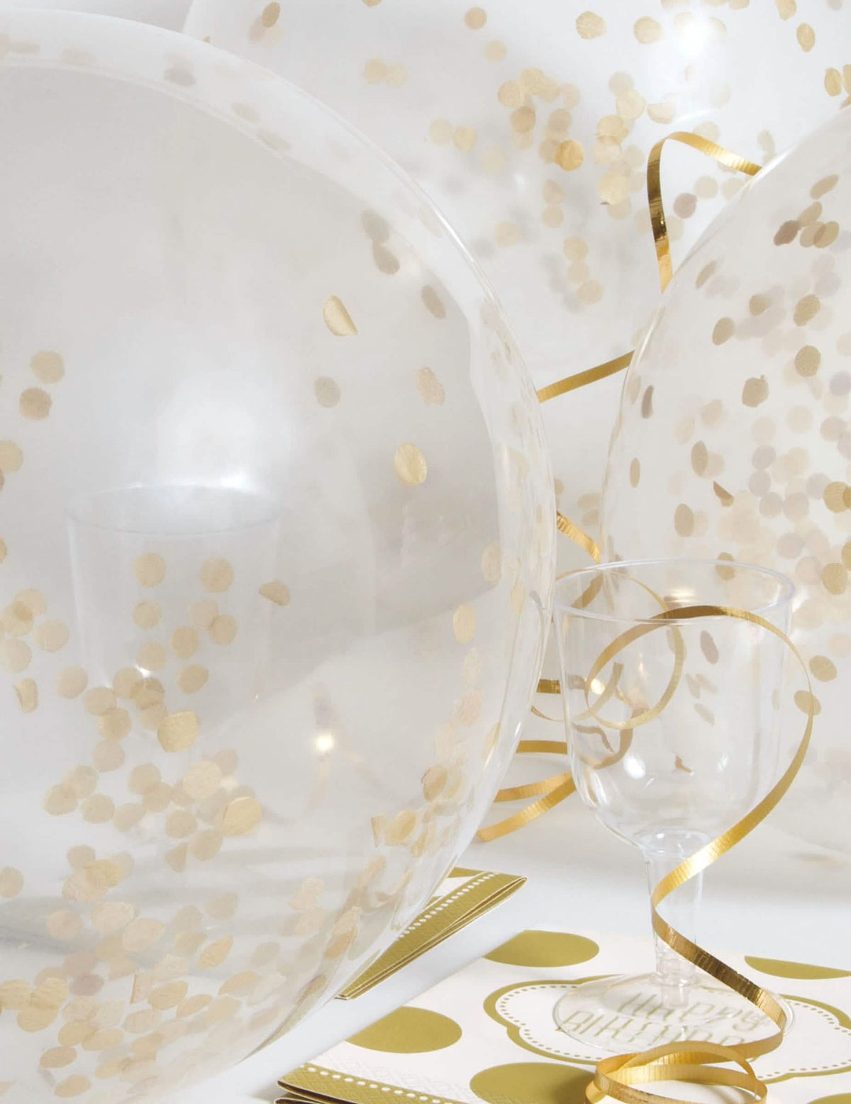 decoração de mesa do balão em látex transparente com confettis ocre dourado