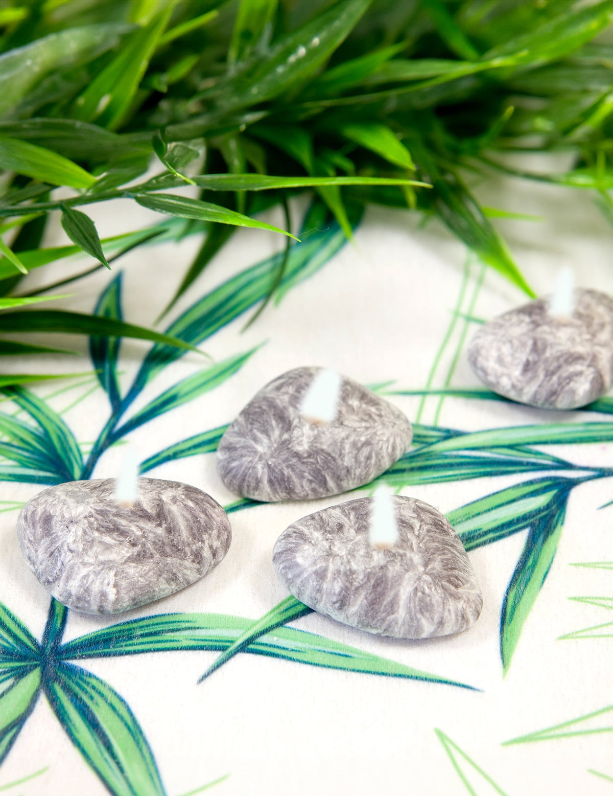 Grande plano sobre as velas decorativas de pedras zen seixos