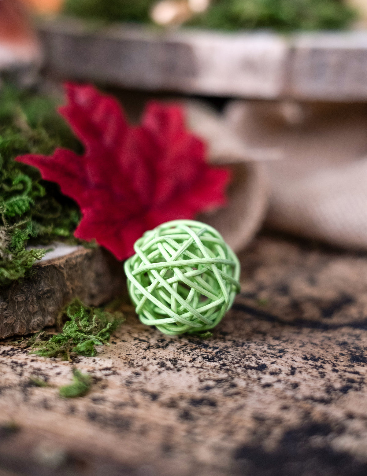 Vue rapprochée de la boule en osier pour décoration de table vert anis