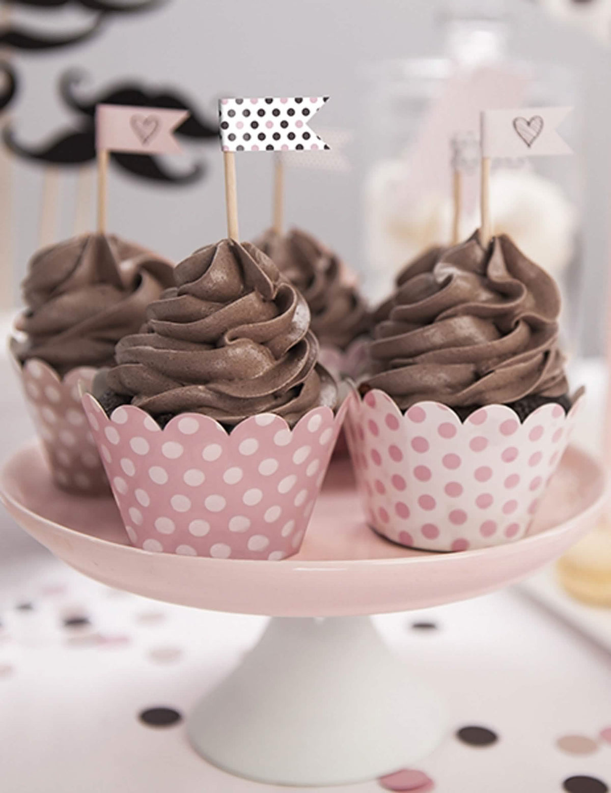 Mise em situação dos wrappers para cupcake às bolinhas cor de rosa em cartão