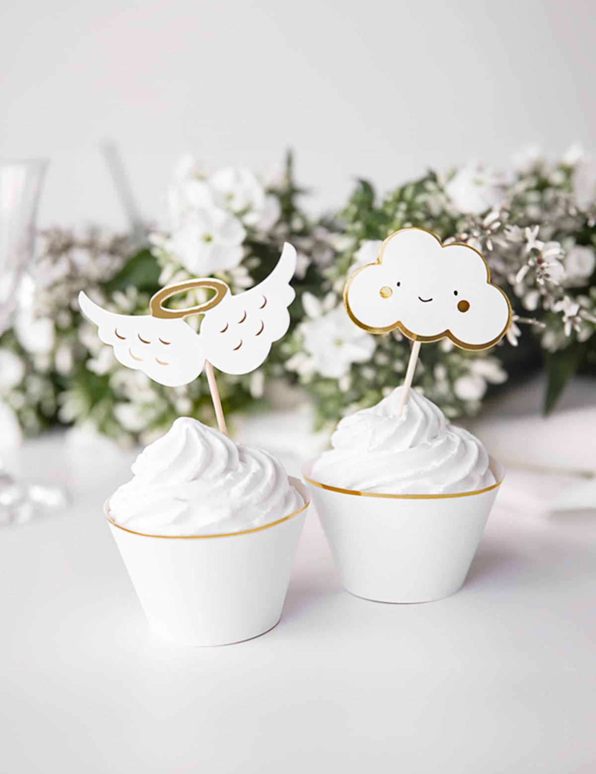 Encenação em cupcakes dos cake toppers em madeira nuvens e asas para baby shower