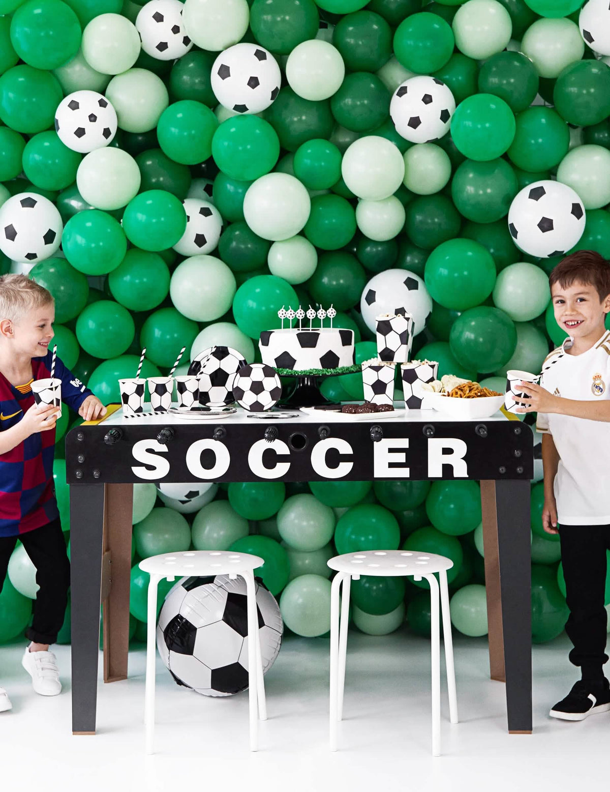 Encenação decorativa de festa, cartões de convite, chuteiras de futebol