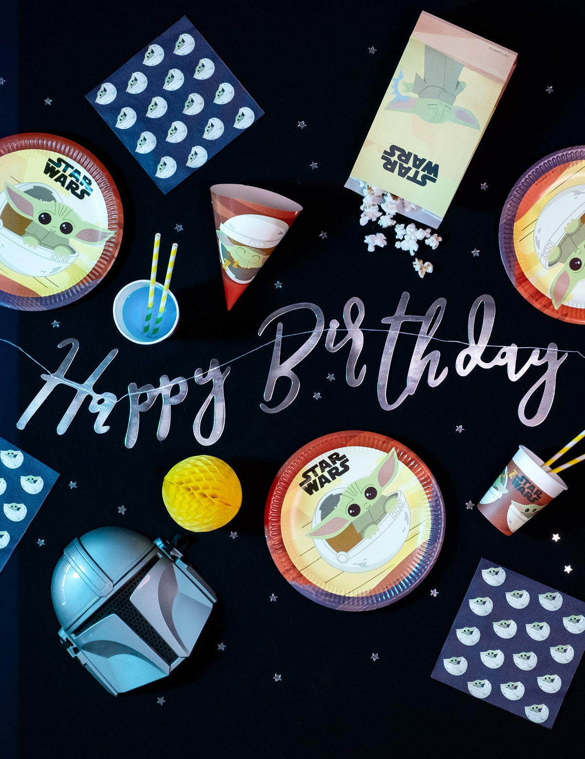 Mise en scène avec accessoires des chapeaux de fête en carton bébé Yoda The Mandalorian