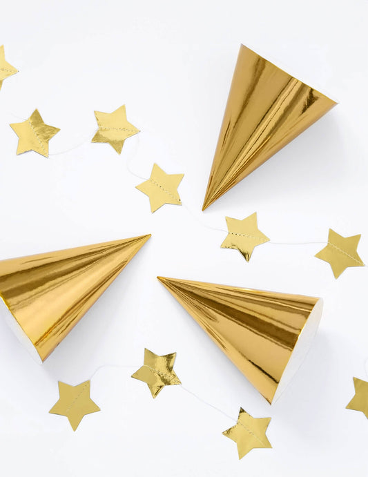 Plusieurs exemplaires du chapeau de fête en carton doré brillant