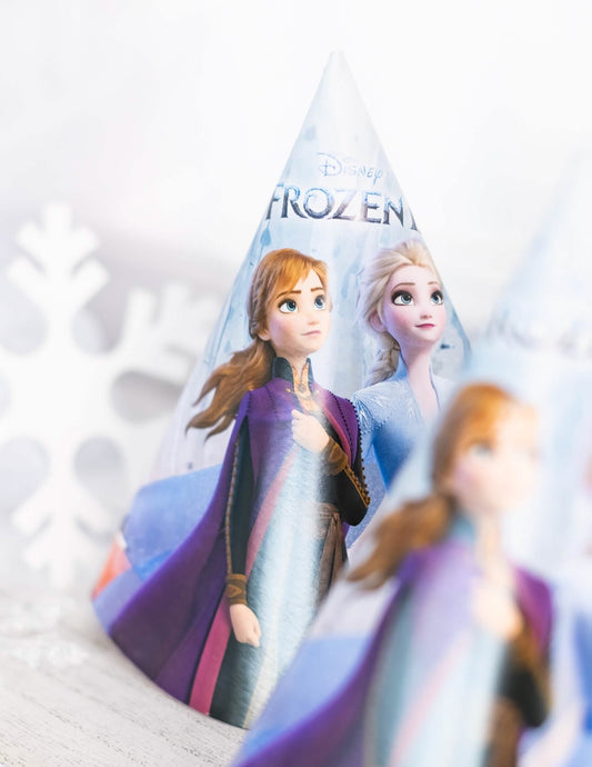Gros plan sur les personnages Anna et Elsa du chapeau de fête en carton La Reine des Neiges 2