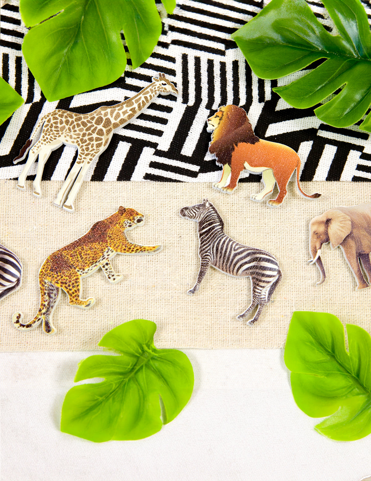 Grande plano sobre os motivos dos confettis de mesa animal da savana em madeira