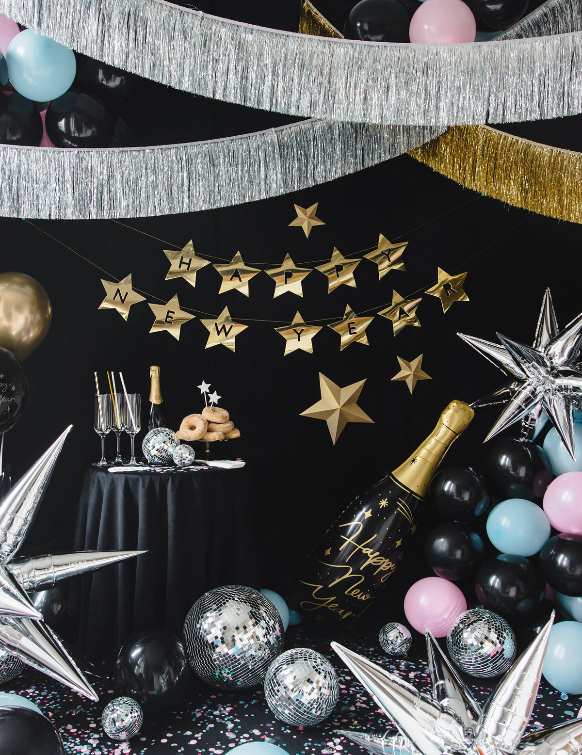Ambiance de Nouvel An avec ballons et boules à facettes de l'Etoile à suspendre 3D Noël
