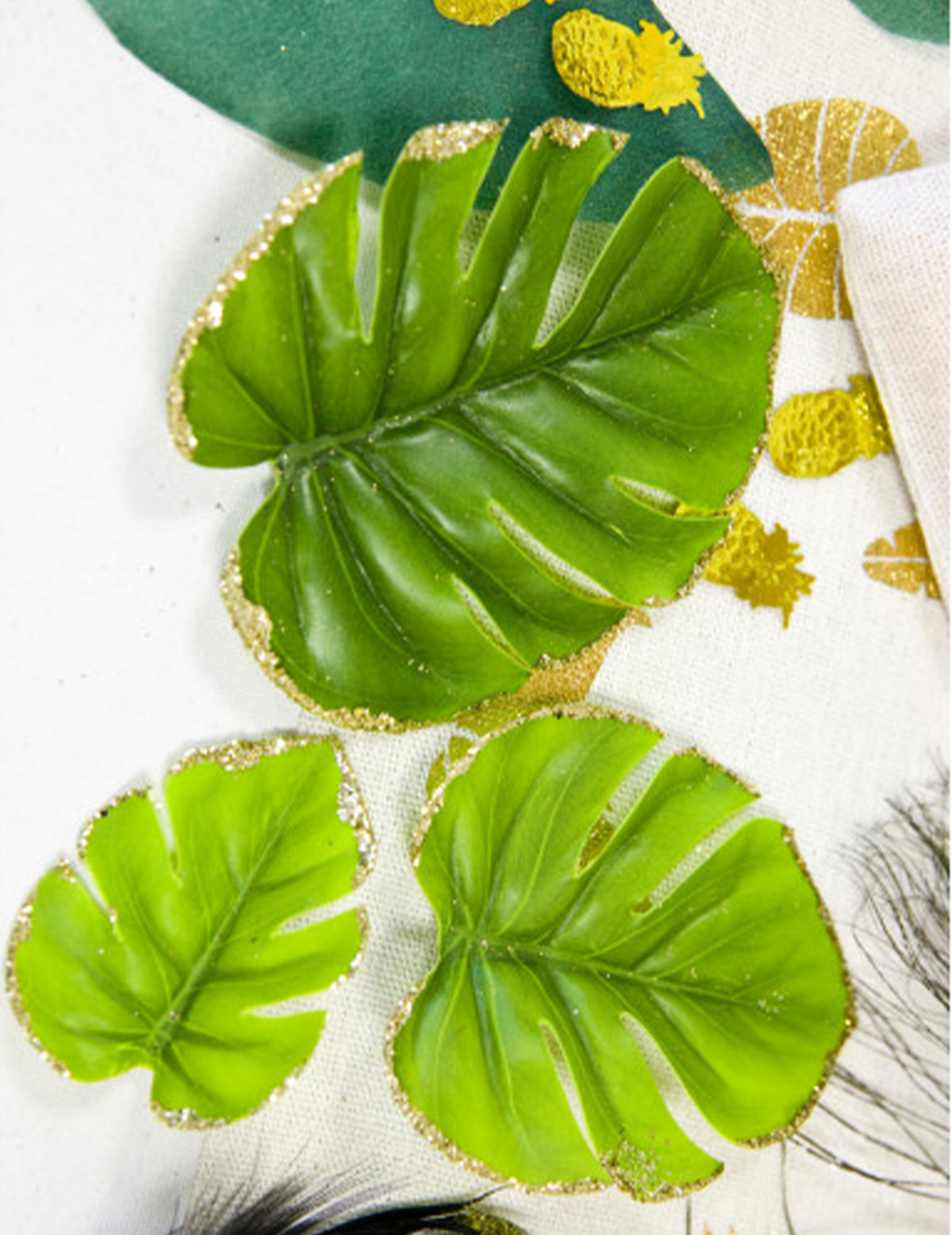 Grande plano nas bordas brilhantes das folhas tropicais para decoração