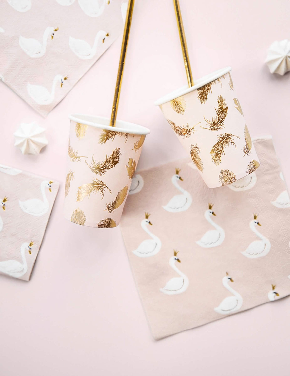 Ambientação com guardanapos dos copos de cartão lovely swan cor de rosa e penas douradas
