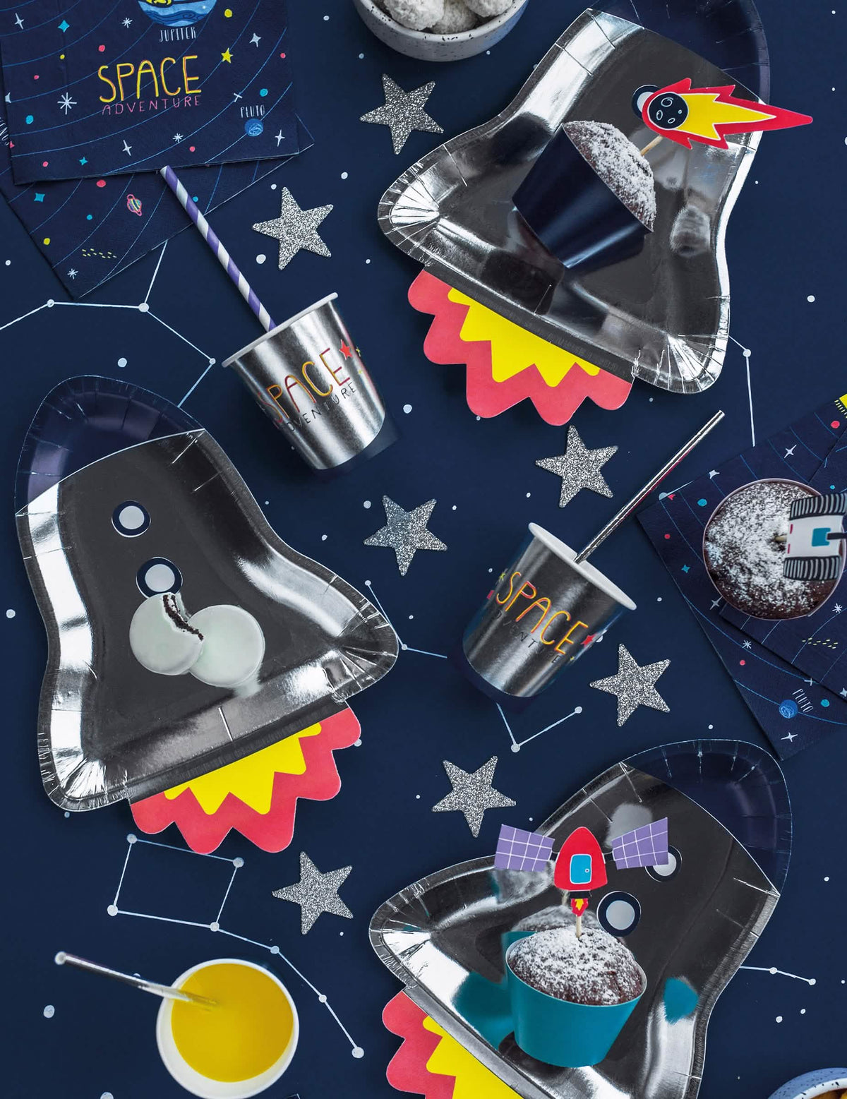 Encenação em mesa de festa com copos de cartão space adventure