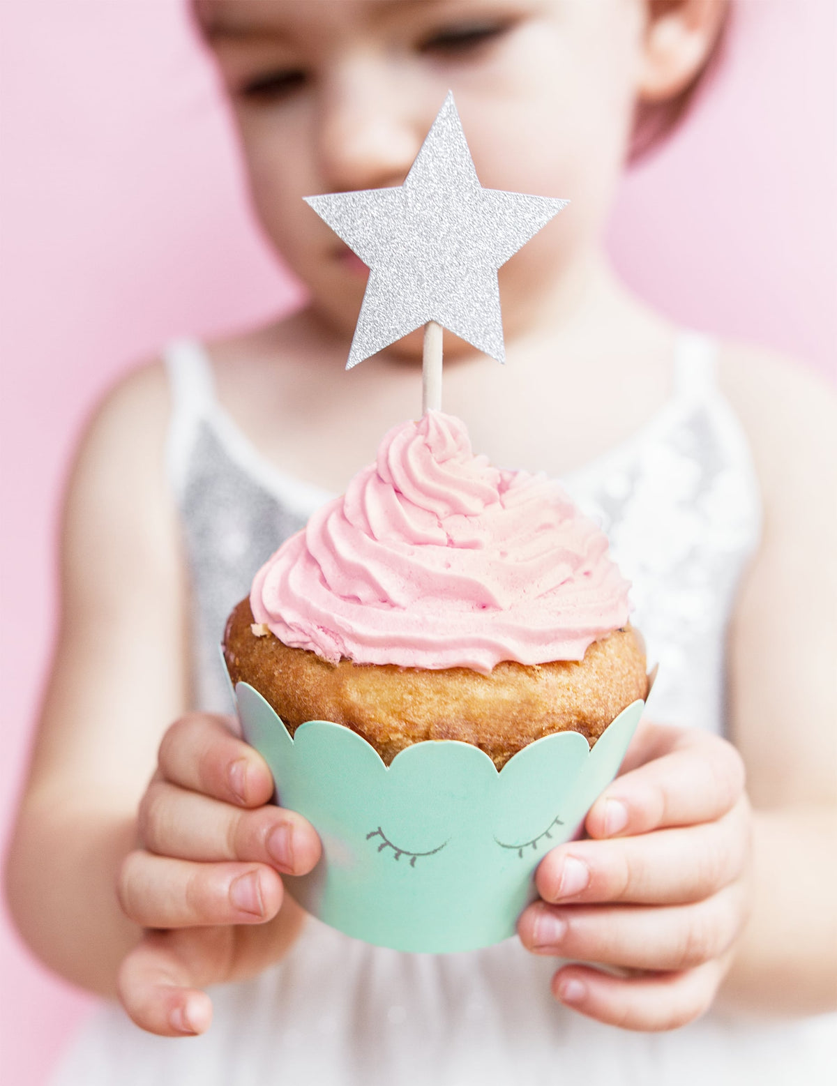 Mise en situation d'un cupcake décoré avec l'habillage à cupcake licorne pastel