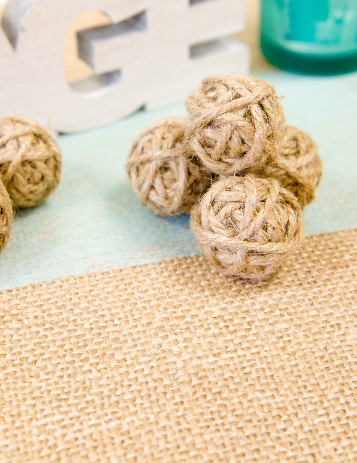 Mise en situation sur un chemin de table des boules de corde pour décoration de fête