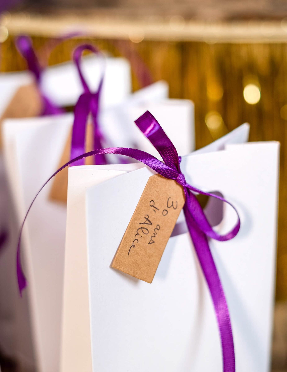 Grande plano sobre a etiqueta personalizada e a fita do saquinho de papel de casamento