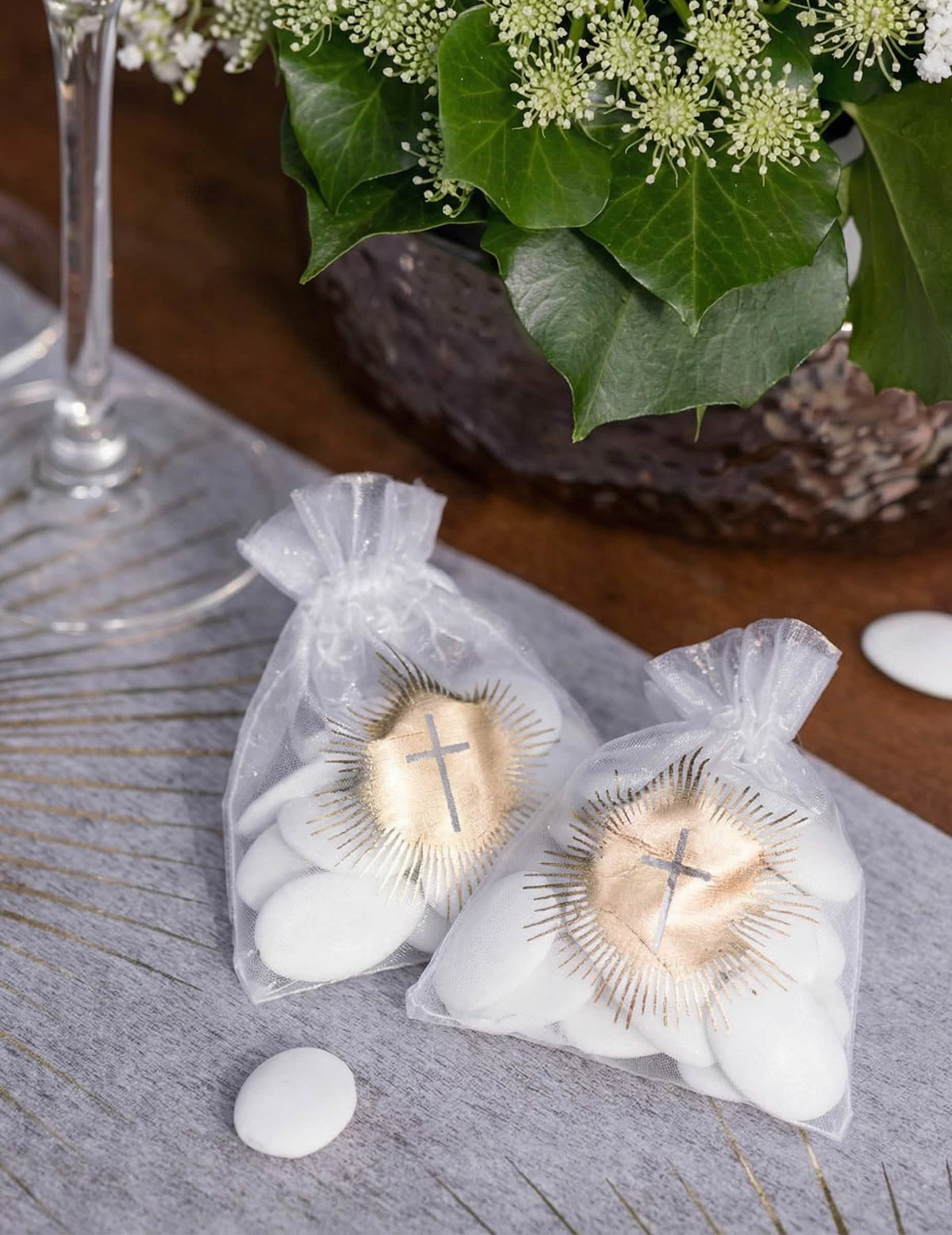 Sacos de organza de cerimónia branco e dourado com cruz
