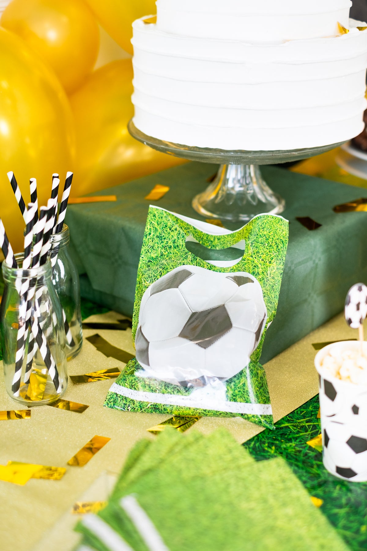 Mise en scène sur une table des sacs de fête en plastique football party