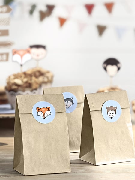 Mise en situation des 6 sacs en papier kraft et stickers animaux de la forêt