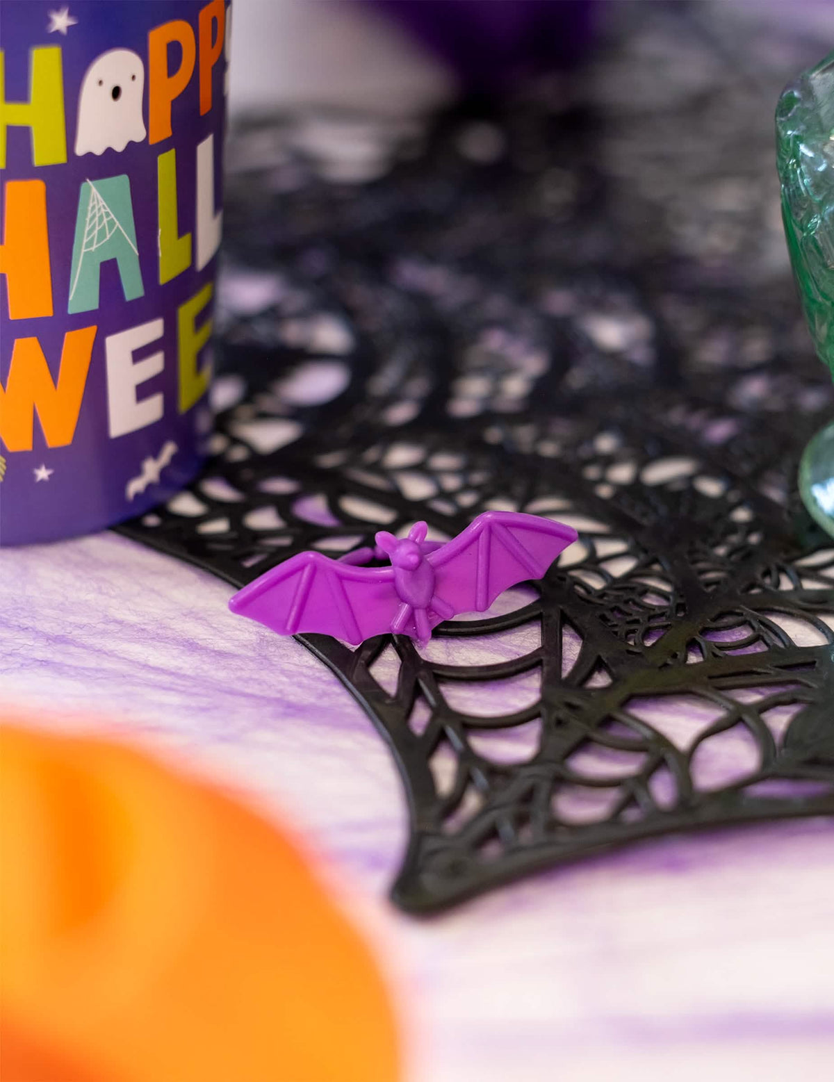 Grande plano de um anel de morcego roxo dos anéis de plástico de morcego e aranha para halloween