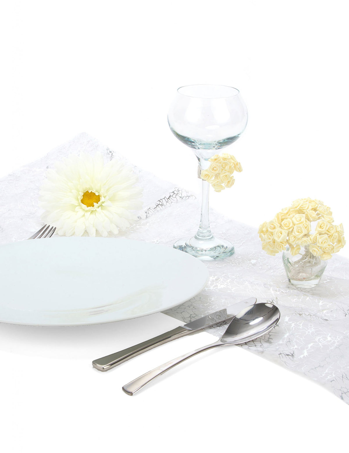 Em cenário numa mesa do Mini rosas em cetim para casamento