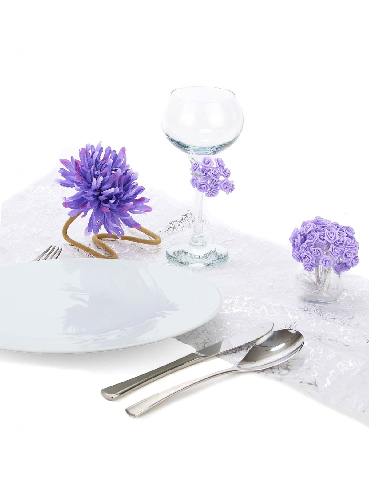 Encenação sobre uma mesa de festa de mini rosas em cetim para decoração de casamento lilás