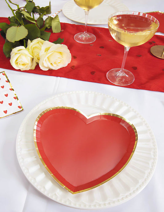 Mise en situation de table avec les assiettes en carton cœur rouge et or