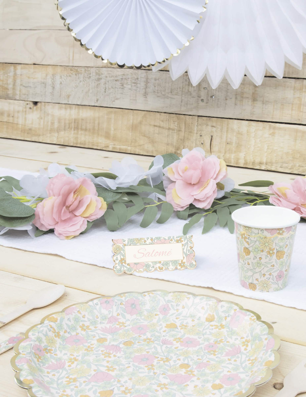 Vista ambiente com copo e marcador de lugar do prato recortado em cartão shabby com flores dourado