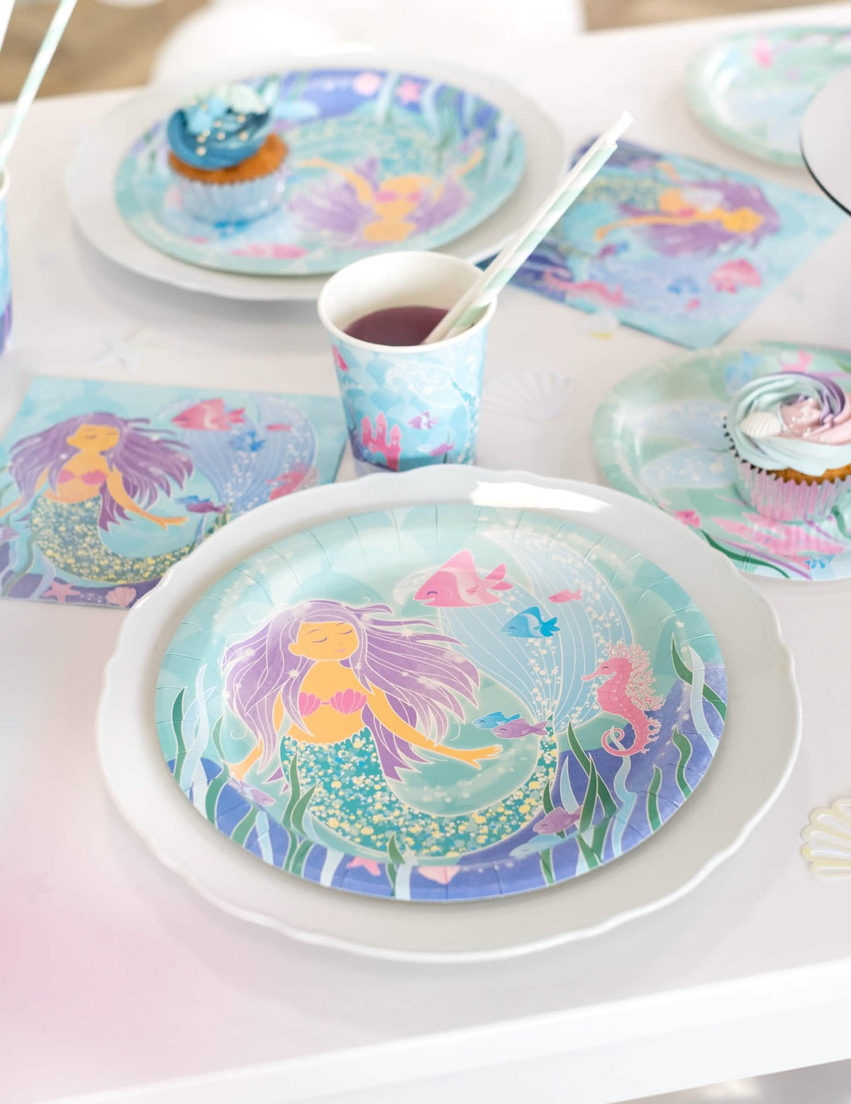 Detalhe da mesa de festa dos pratos de cartão da bonita sereias