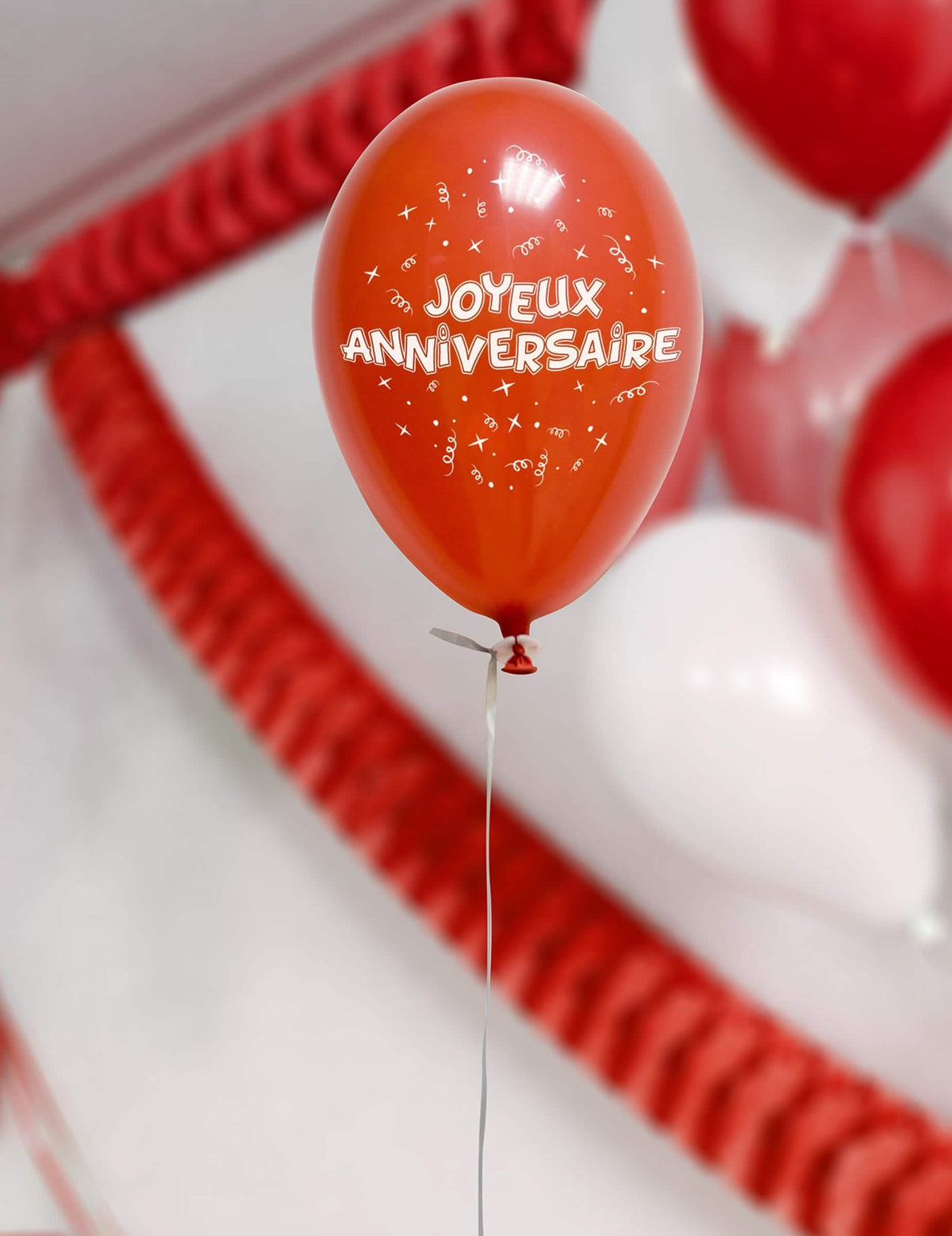 Grande plano no balão vermelho dos balões em látex parabéns
