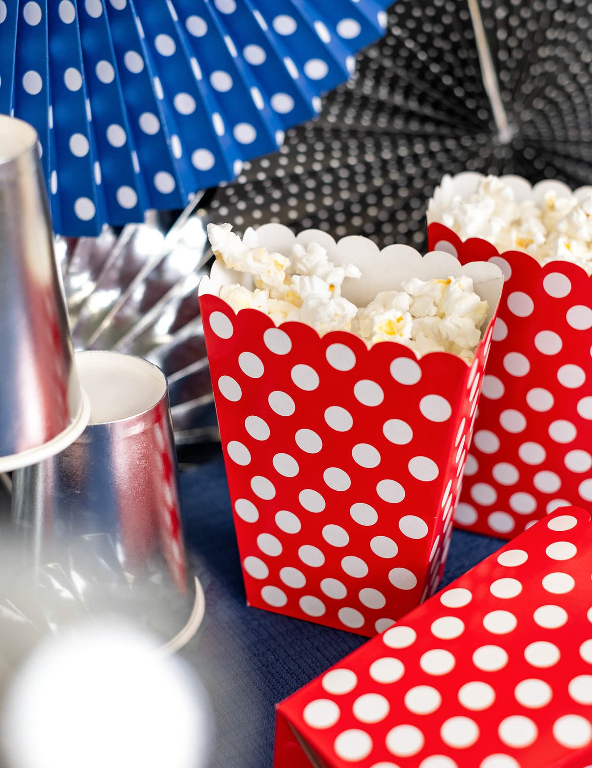 Grande plano das caixas de pipocas vermelho às bolinhas brancas para festa