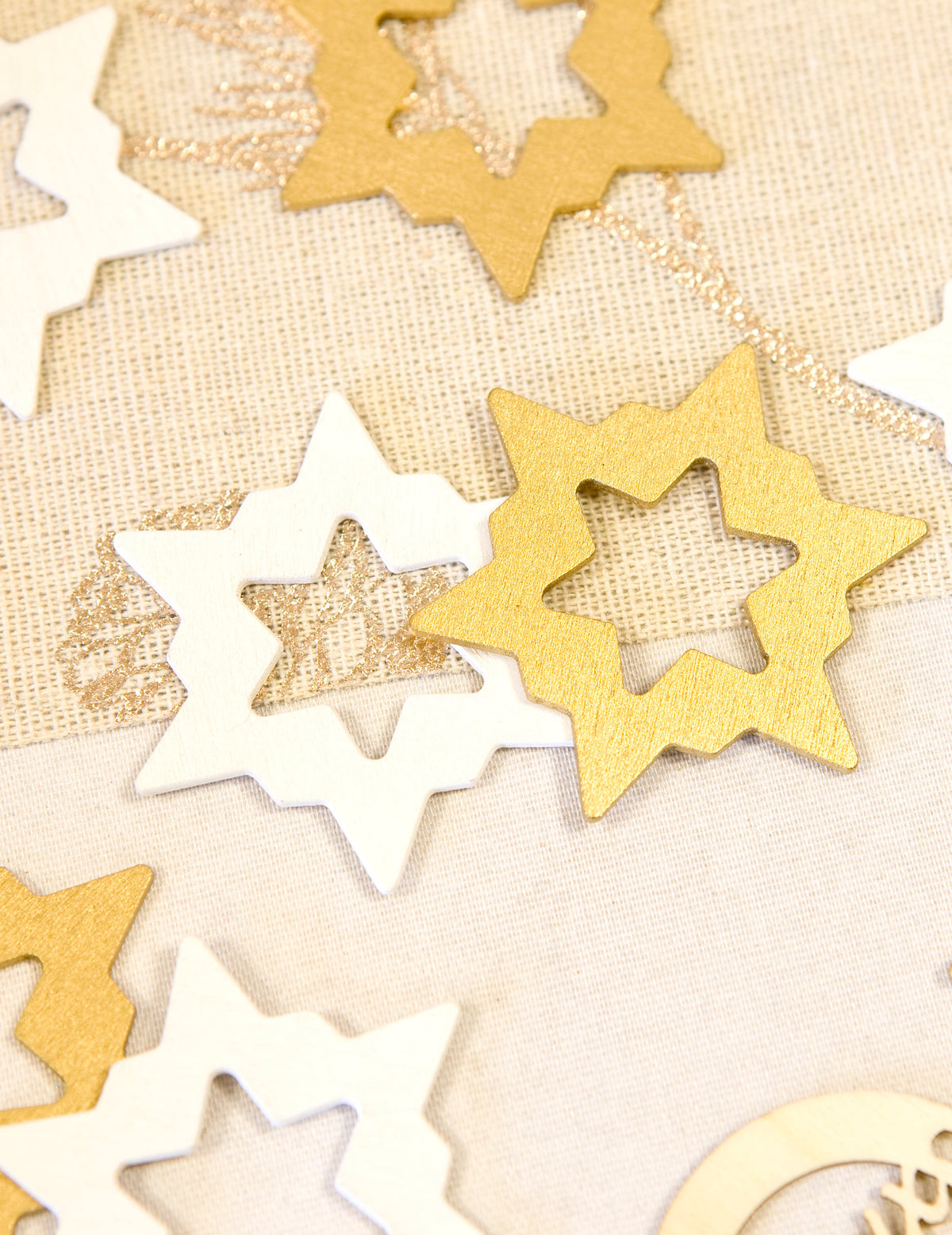 Grande plano dos confettis de mesa em madeira estrelas para natal