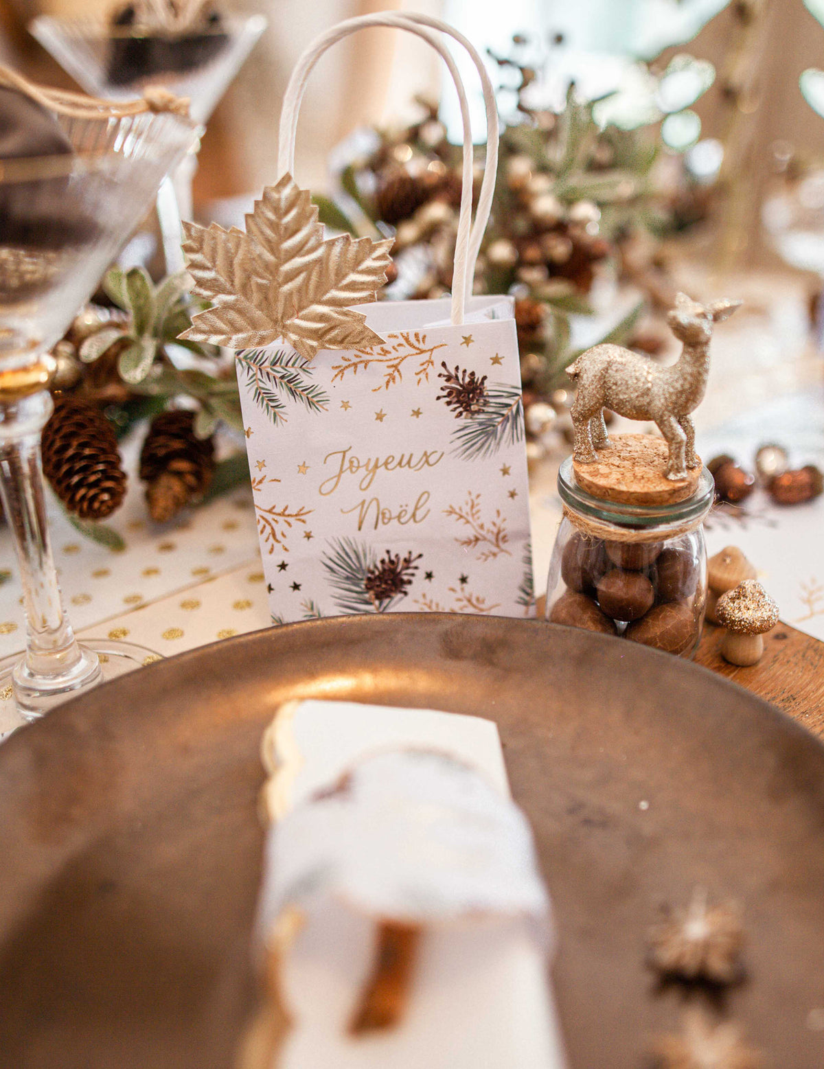 Mise en situation de table des feuilles d'érable pour décoration champagne chocolat et dorées